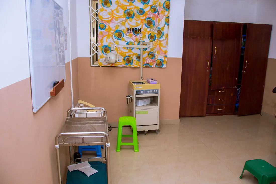 A newborn cot in the MAON delivery room.